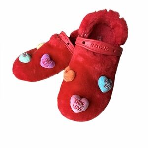 Sweethearts x Crocs Red Fur Valentines Day Shoes Unisex, M9 / W11